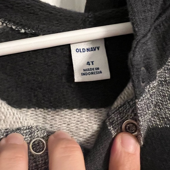 Like new old navy hooded long sleeve shirt - Picture 3 of 3